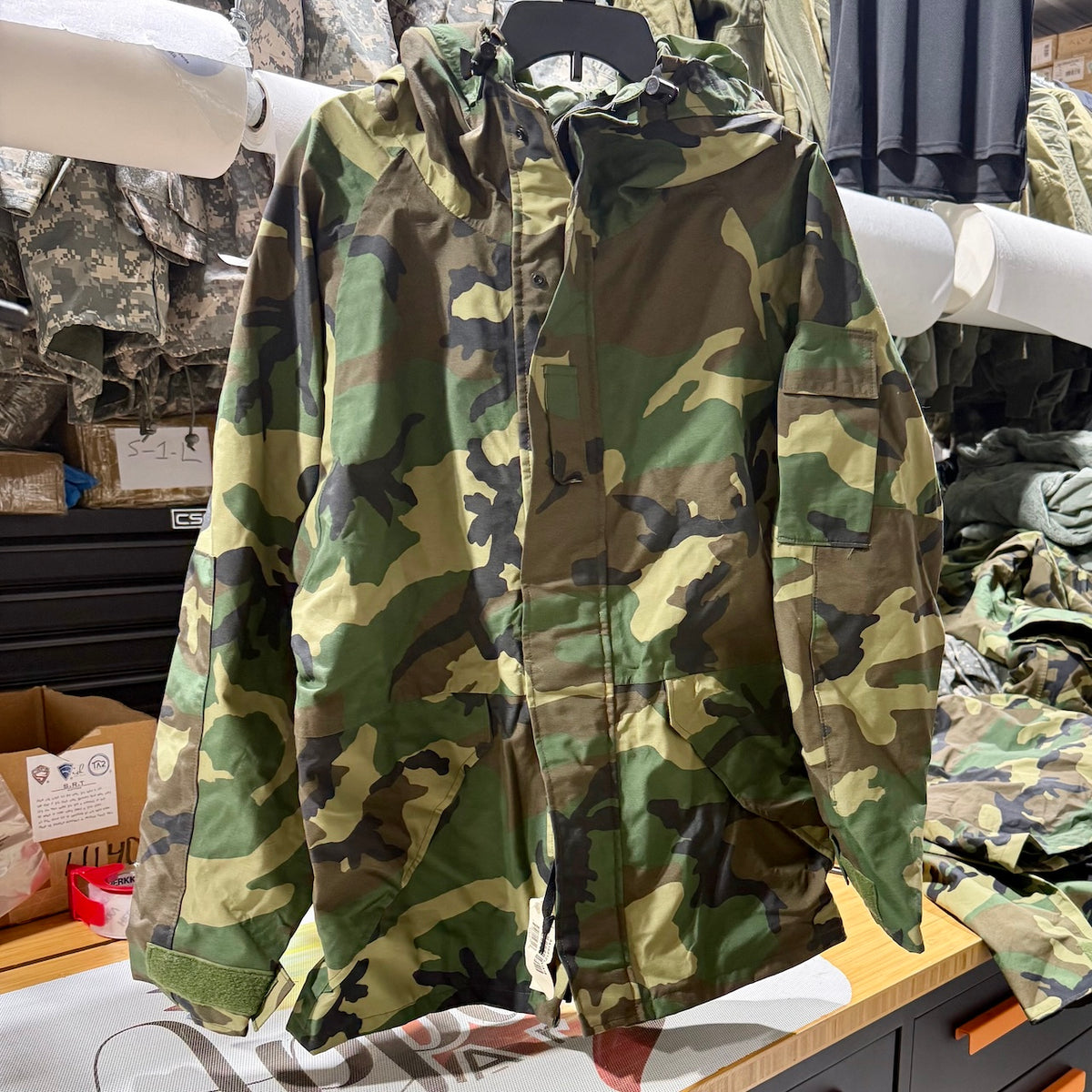 US Military Gen III Gore-Tex ECWCS Woodland Camo Jacket, Medium Regular Fit USA