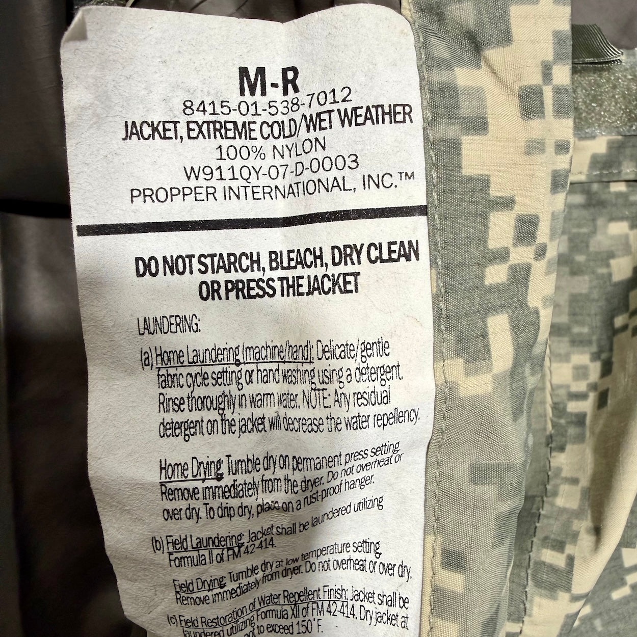 US Military Gen III Extreme Cold Wet Weather Jacket Gore-Tex Digital Camo Medium Excellent